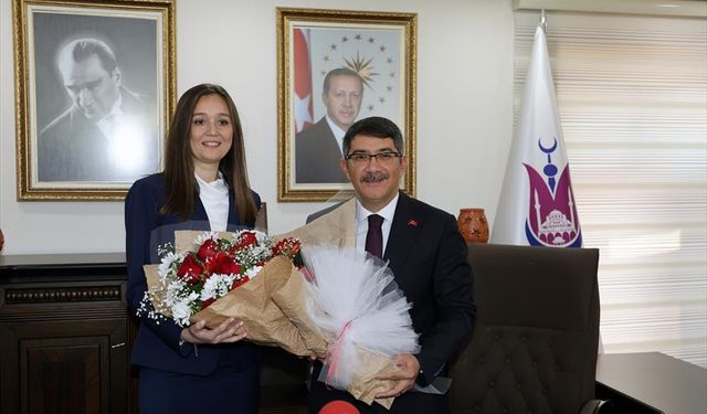 Manisa Şehzadeler'de ilk kadın belediye başkanı Durbay, görevi devraldı