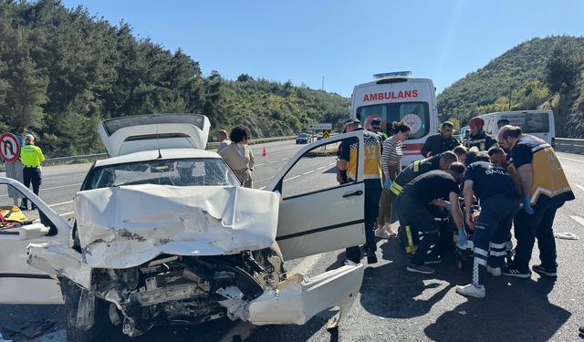 2 otomobilin çarpıştığı kazada 3 kişi yaralandı