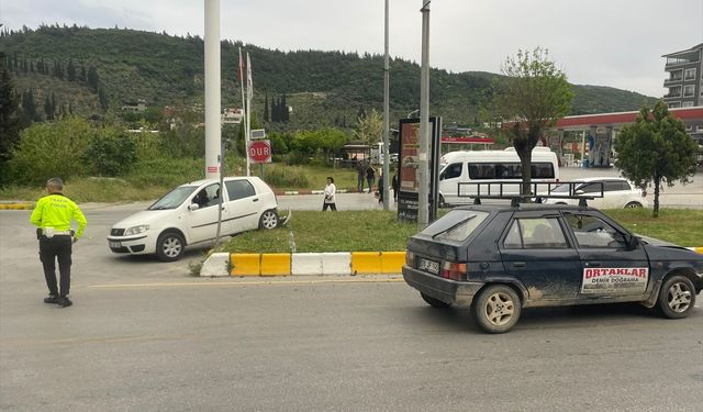 Aydın'da iki otomobilin çarpışması sonucu 4 kişi yaralandı