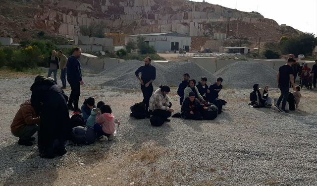 İzmir'de 27 düzensiz göçmen ve 2 göçmen kaçakçılığı şüphelisi yakalandı