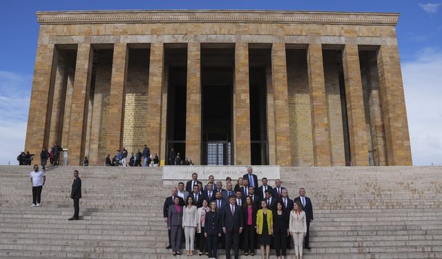 İzmir Büyükşehir Belediye Başkanı Tugay ve beraberindeki heyet, Anıtkabir'i ziyaret etti