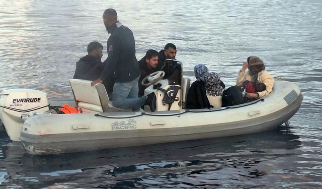 Sürüklenen bottaki 9 düzensiz göçmen kurtarıldı