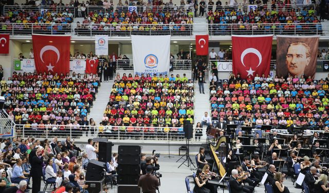 Cumhurbaşkanlığı Senfoni orkestrası Denizli'de öğrencilerle konser verdi