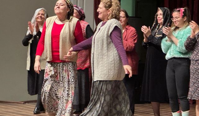 Sandıklılı kadınlar, İstanbul'da tiyatro oyunu sergiledi