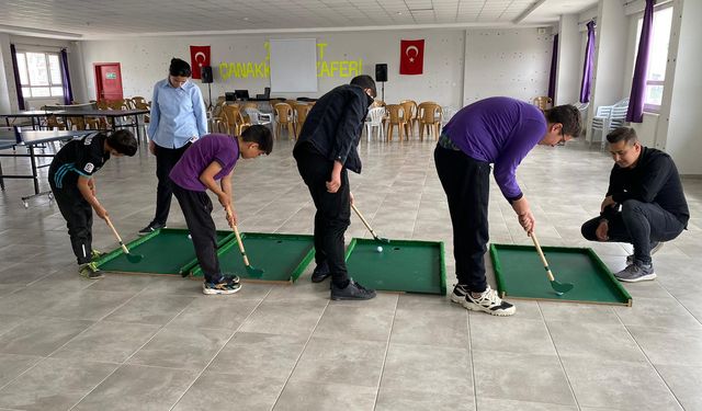 Üniversite öğrencilerinden özel öğrenimli öğrencilere yönelik mini golf eğitimi