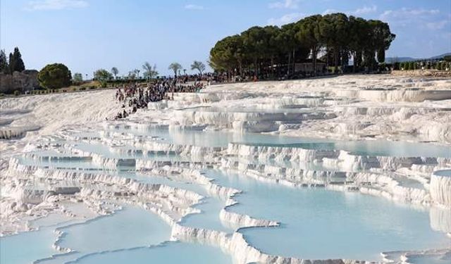 'Beyaz cennet' Pamukkale her mevsim rağbet görüyor