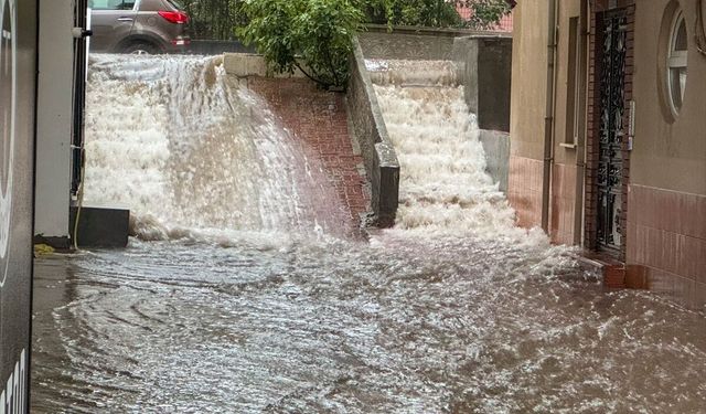 Kütahya'da olası sel felaketlerine karşı detaylı bir toplantı yapıldı