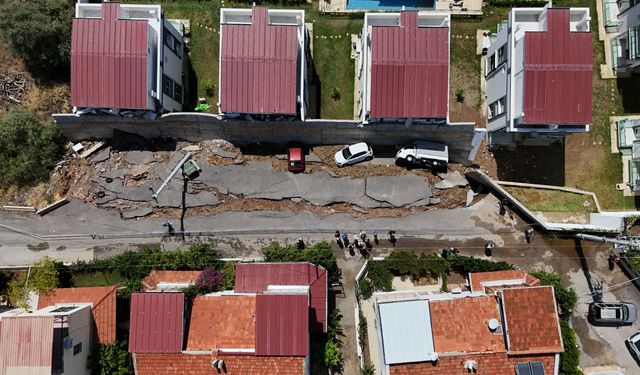 İzmir Menderes'te sağanak sonrası istinat duvarı çöktü