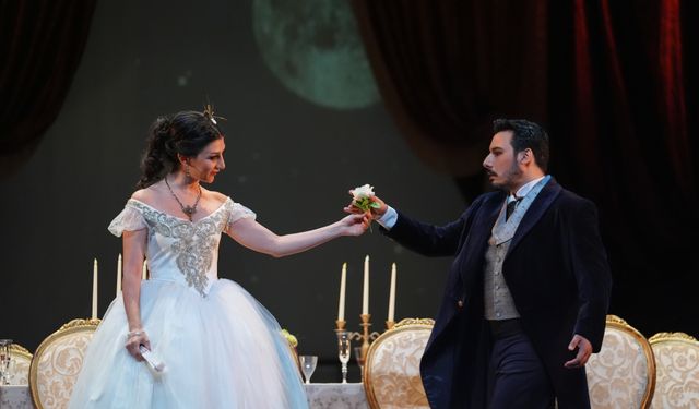 İzmir Devlet Opera ve Balesi "La Traviata" operasıyla seyirciyi selamlayacak