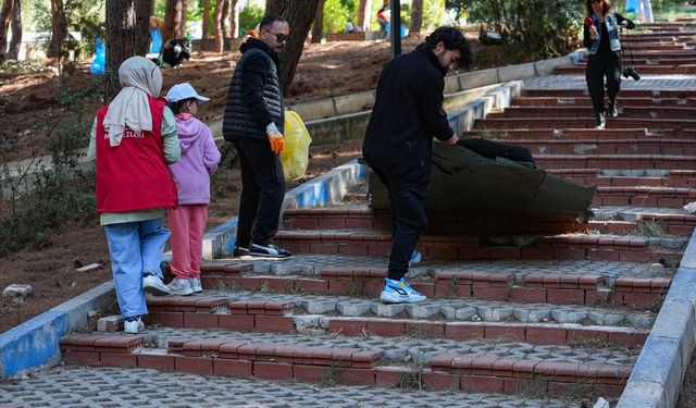 İzmir'de üniversite öğrencileri orman temizliği yaptı