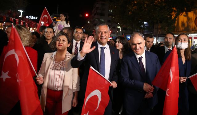 CHP Genel Başkanı Özel, Manisa'da fener alayında yürüdü, konser dinledi