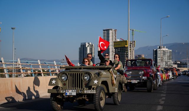 İzmir'de klasik otomobil tutkunları Cumhuriyet Bayramı'nı kenti turlayarak kutladı