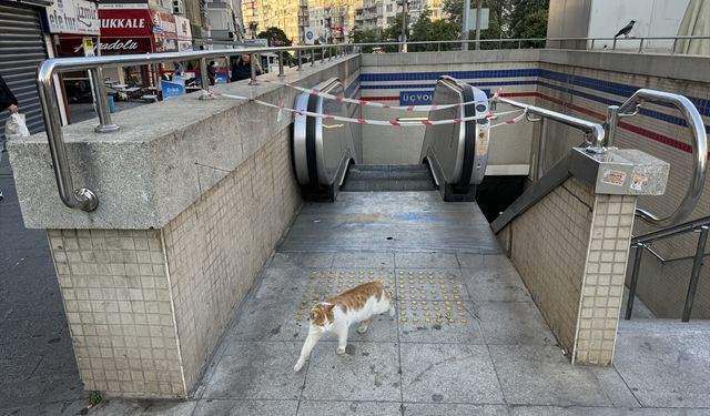 İzmir Metrosu'nda bazı yürüyen merdivenlerin çalışmaması tepkilere neden oluyor