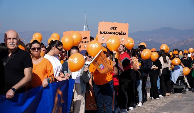 Lösemi farkındalığı kapsamında İzmir'de turuncu yürüyüş düzenlendi