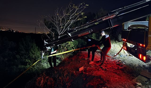 İzmir'de uçuruma düşen otomobilin sürücüsü yaralandı