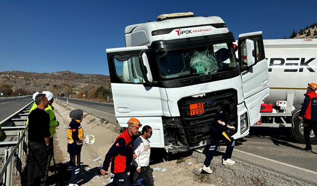 Kütahya'da kara yolunda devrilen LPG tankeri ulaşımda aksamaya neden oldu