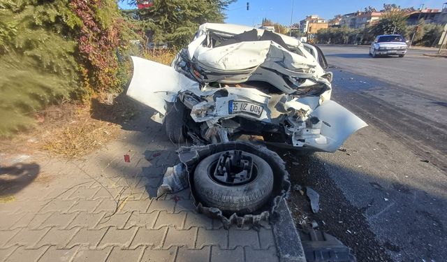 Salihli'de tırla çarpışan otomobilin sürücüsü yaralandı