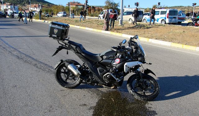 Uşak'ta dur ihtarına uymayan otomobilin peşindeki polisler kaza yaptı! 1 polis yaşam savaşı veriyor