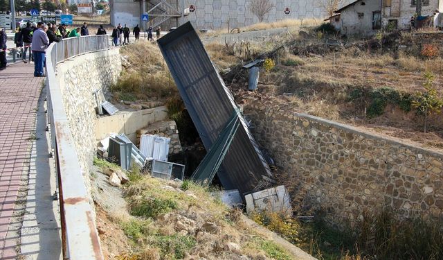 Uşak'ta akıllara durgunluk veren kaza! Kendi kendine hareket eden tır dereye uçtu