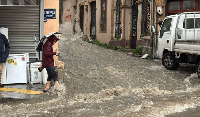 İzmir'de kuvvetli sağanak yaşamı olumsuz etkiliyor