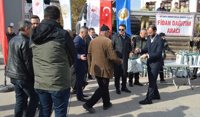 Kütahya'da vatandaşlara fidan dağıtıldı