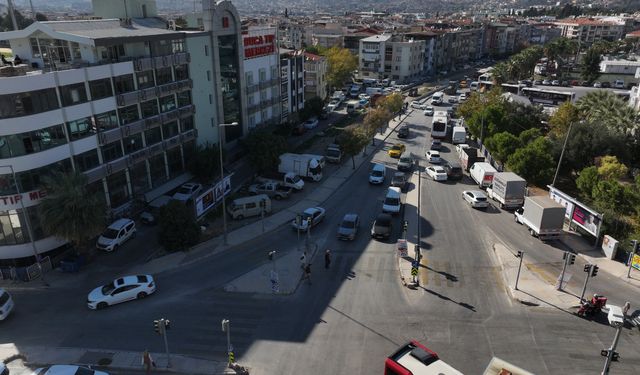 İzmir'de 152 yıllık demir yolunun beton dökülerek kapatılmasına tepki