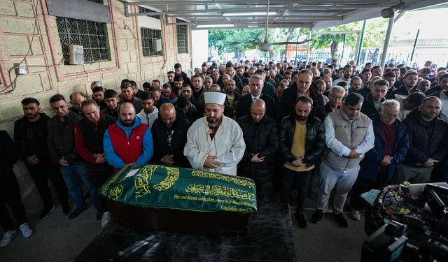 İzmir'de haşere ilaçlaması sonrası zehirlenerek ölen bebek son yolculuğuna uğurlandı