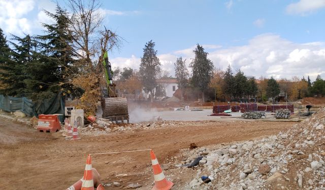 Uşak Millet Bahçesi’ndeki otoparkın tamamlanması daha da uzayacak gibi!