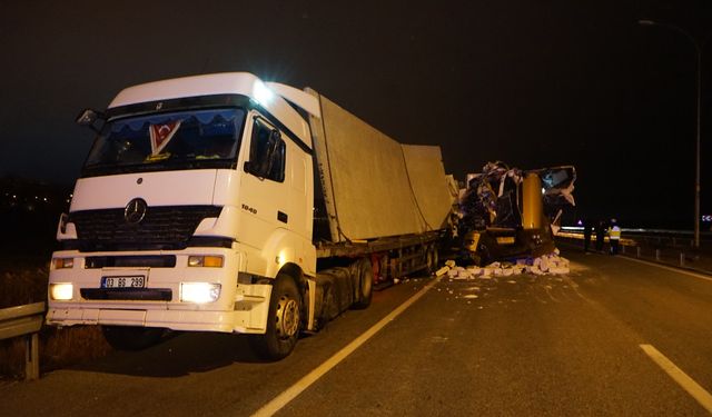 Kütahya'da tırlar çarpıştı 2 kişi yaralandı