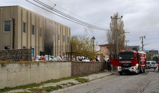 Uşak'ta elyaf fabrikasında çıkan yangın söndürüldü