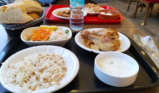 Gün boyu aç kalan mideye, iftarda tek seferde yüklenmeyin