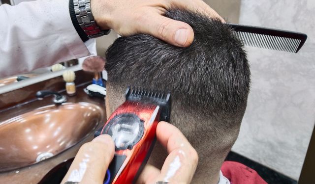 Uşak'ta berber fiyatları, seçimleri bekliyor!