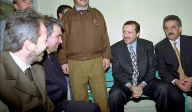 İzmir eski Milletvekili Hüseyin Kocabıyık, AK Parti'den ihraç edildi! Uşak Valisi olan eski eşiyle gündeme gelmişti!