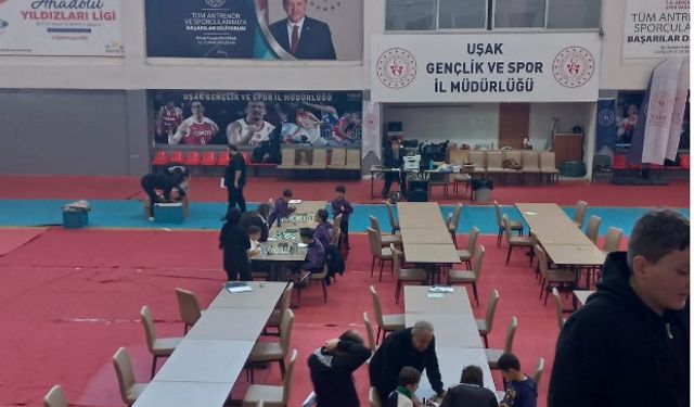 Uşak'ta satranç tutkunları bir birlerine düştü