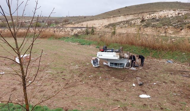 Uşak ve Ulubey yolunda kamyonet tarlaya uçtu