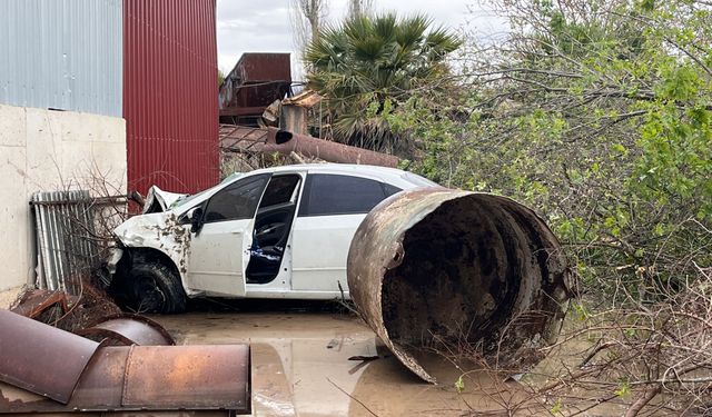 Muğla'da binaya çarpan otomobilin sürücüsü ağır yaralandı