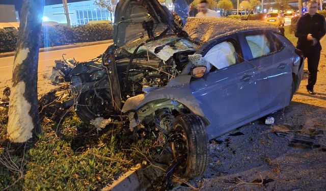 Gaziemir'de korkunç kaza! Arabanın önü parçalandı, sürücü hayatını kaybetti!