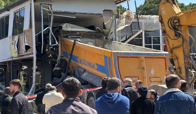 Buca'da ilginç kaza! Kamyon sürücüsü hayatını kaybetti!