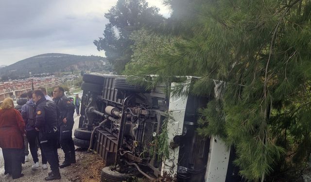 Kuşadası'nda midibüs devrildi 12 kişi yaralandı