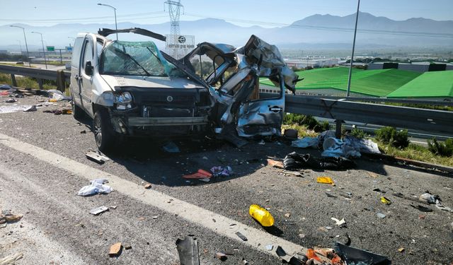 İzmir'de feci kaza 2 kişi öldü, 1 kişi yaralandı
