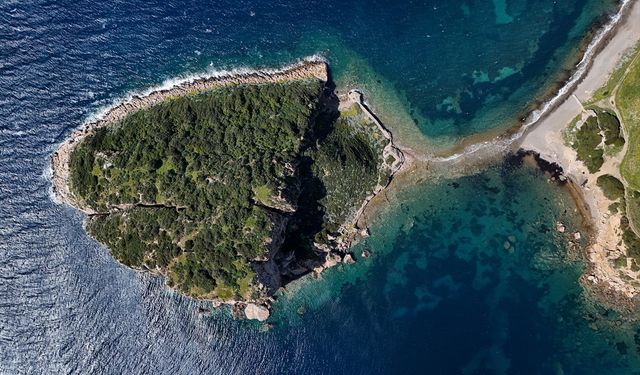 Seferihisar'da antik çağda Fare Adası olan Çıfıt, doğal güzelliğiyle büyülüyor