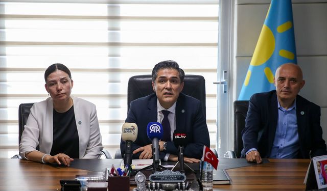 İYİ Parti, Uşak'taki liselerde görevlerine son verilen öğretmenlerle ilgili çağrıda bulundu