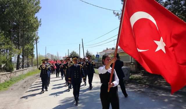Kütahya Hava Er Eğitim Tugay Komutanlığı Bandosu köy okulunda konser verdi