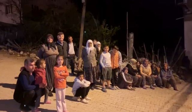 Simav Yemişli Merkezli deprem nedeniyle geceyi sokakta geçirdiler!
