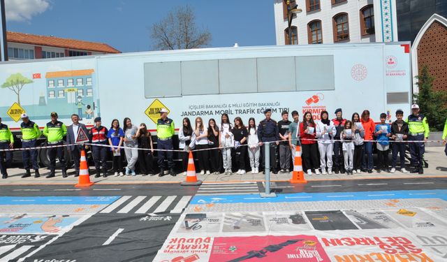 Kütahya'da jandarma vatandaşlara trafik eğitimi verdi