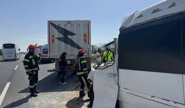 Denizli'de korkunç kaza, minibüs tıra çarptı! 1 ölü !