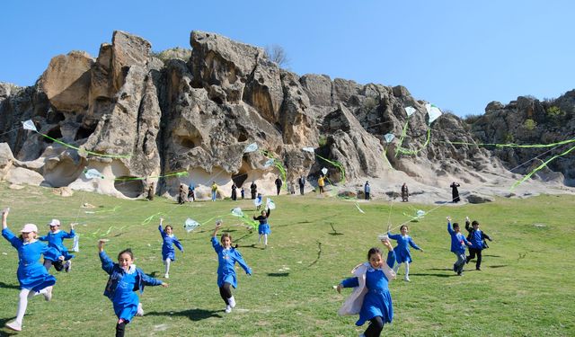 Yeşilay İhsaniye'de uçurtma şenliği düzenledi