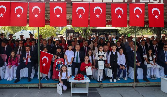 Uşak Valisi Aktaş'tan çocuklara: Kahraman bir milletin kahraman evlatlarısınız!
