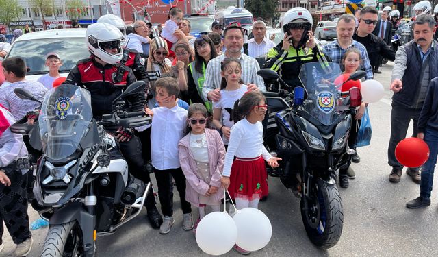 Afyonkarahisar'da polisler özel bireylerle 23 Nisan kutladı