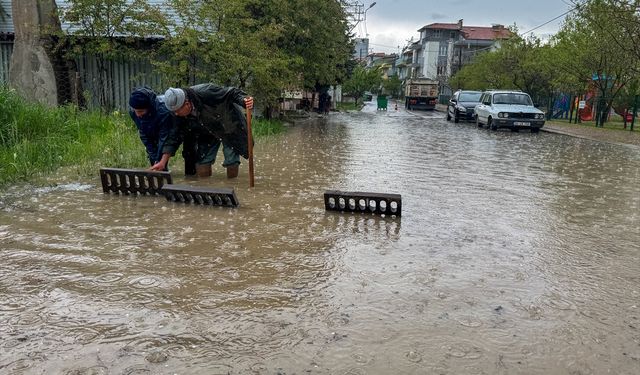 Uşak Fevzi Çakmak Mahallesi'ni sel götürdü! Vatandaş Uşak Belediyesine isyan etti